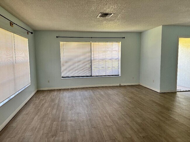 Foto del edificio - 1617 Laurel Leaf Ln