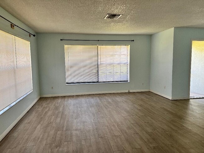 Building Photo - 1617 Laurel Leaf Ln
