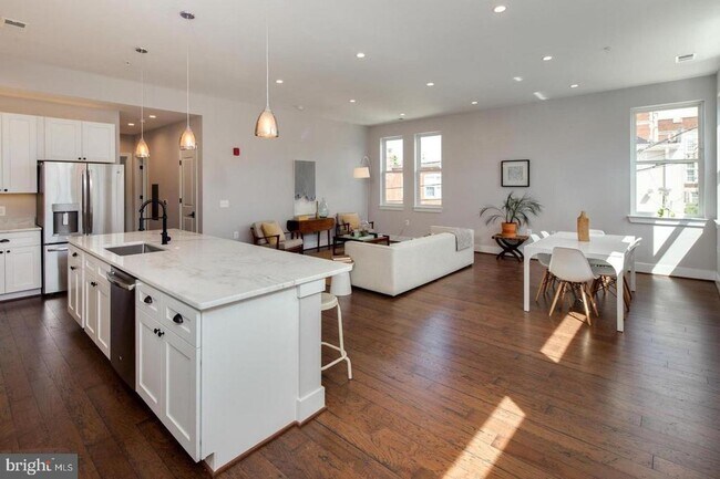 Foto del edificio - 3542 Warder St NW
