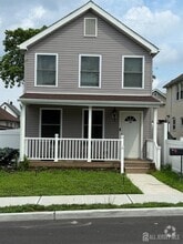 Building Photo - 296 Oak St