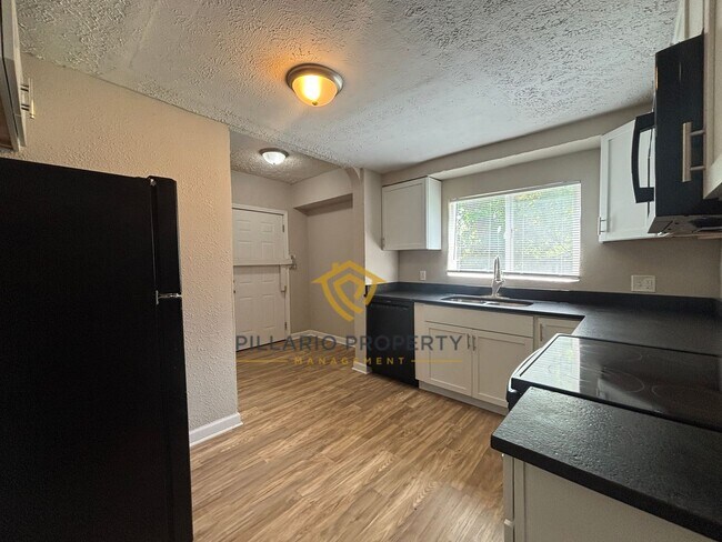 Foto del edificio - Renovated Fenced 4 Bedroom with 1.5 Bath, in Near East Side Available NOW!