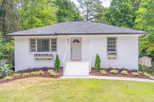 Building Photo - Gorgeously renovated 4 sides brick Ranch w...