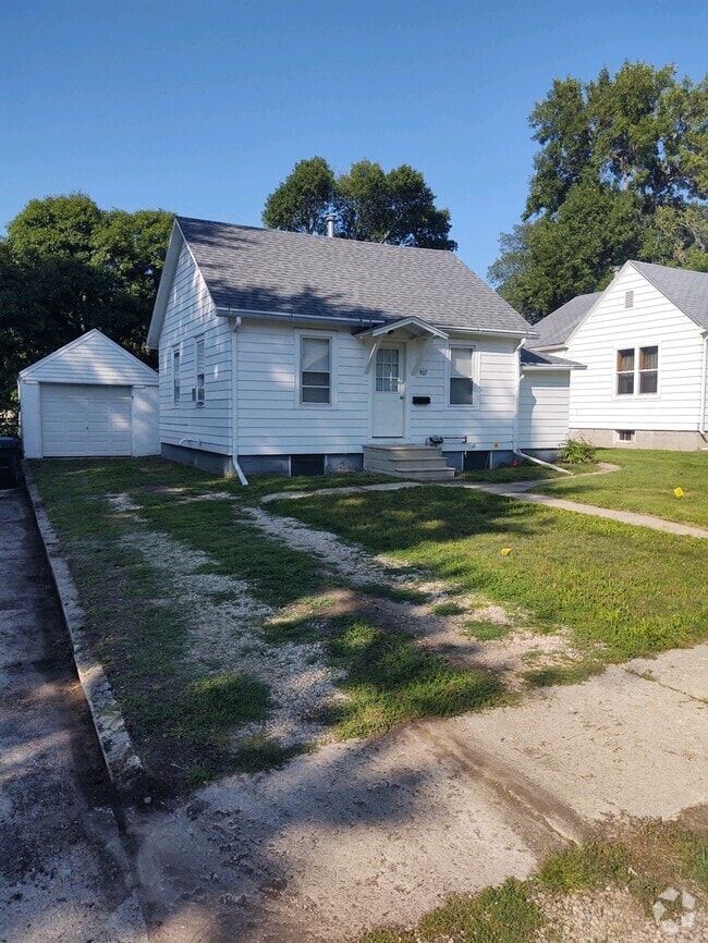 Building Photo - 907 5th St