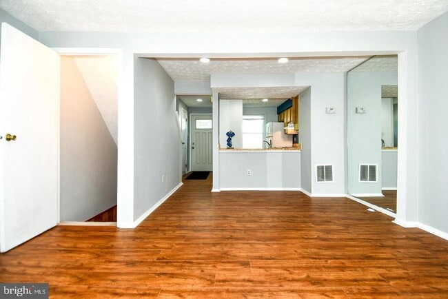 Foto del edificio - 8335 Windfall Rd
