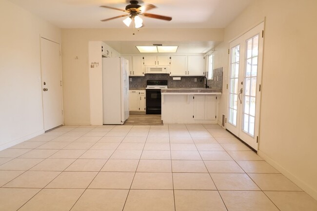 Building Photo - 112 Rawhide Ln