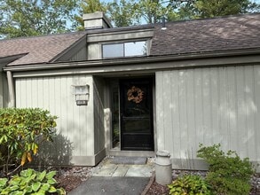Building Photo - 856 Heritage Vlg