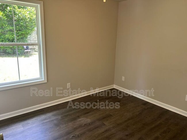 Building Photo - 215 W Quilly St