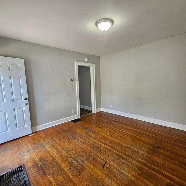 Foto del edificio - 1223 E 10th St