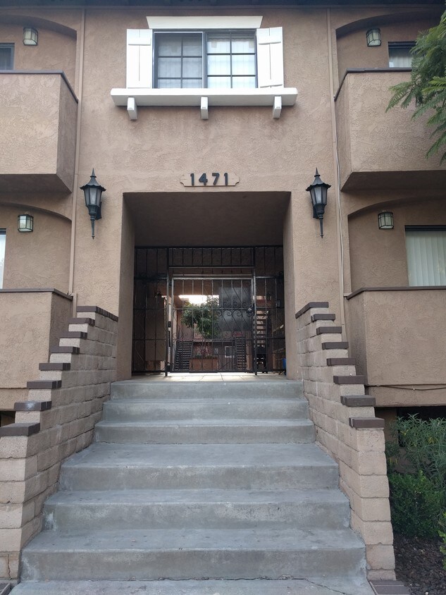Primary Photo - 1471 N Fair Oaks Ave