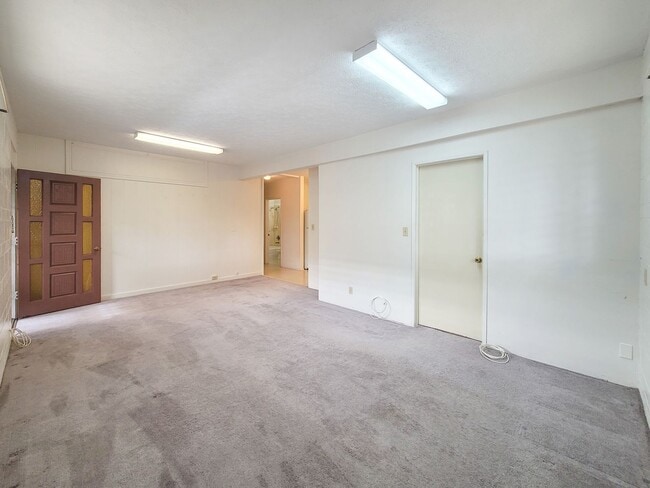 Building Photo - Ground Floor Rental in Kalihi - 1BR / 1Bath / 1Pkg