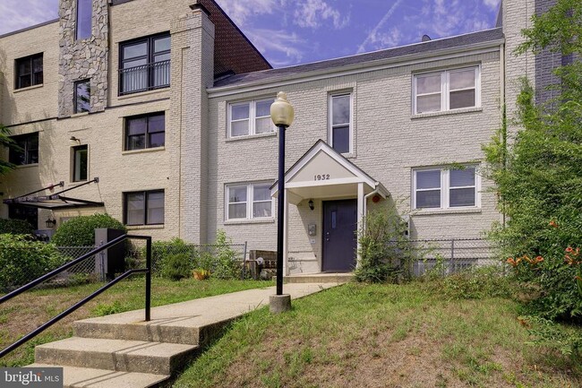 Building Photo - 1932 3rd St NE