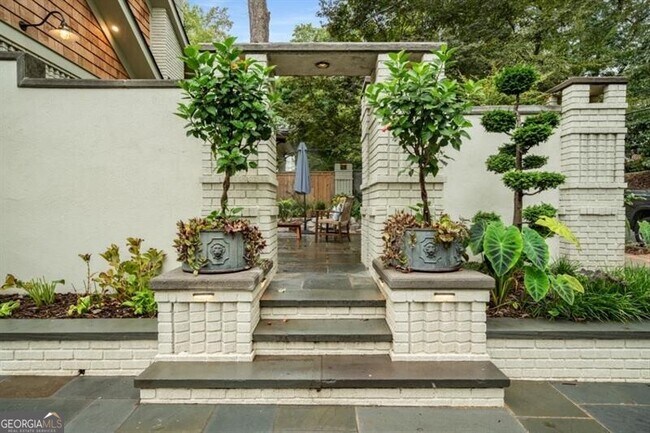 Building Photo - 407 8th St NE