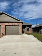 Building Photo - 2829 Peony Dr