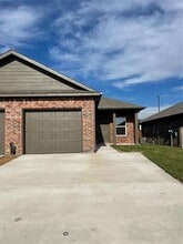 Building Photo - 2829 Peony Dr