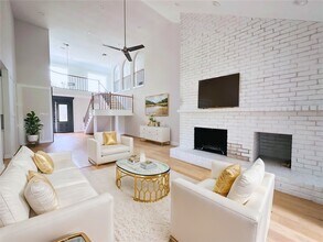 Building Photo - 3202 La Quinta Dr