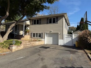 Building Photo - 11 Syosset Cir