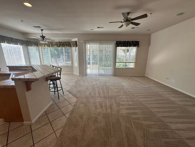 Foto del edificio - 2 Bed 2 Bath Plus Den In Summerset Orchard...