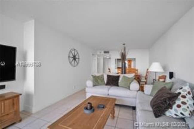 Building Photo - 2555 Collins Ave