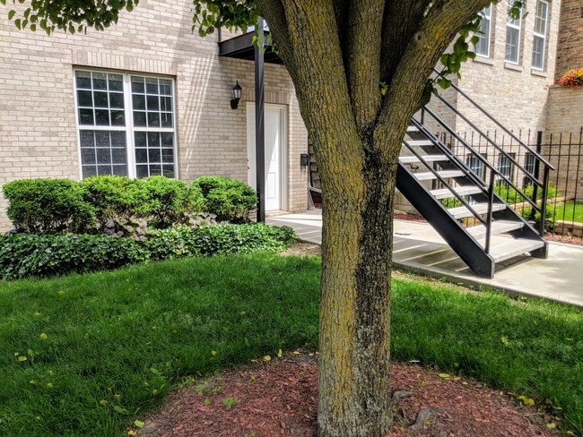Unit 1 and Front Yard - 1457 N Rockwell St