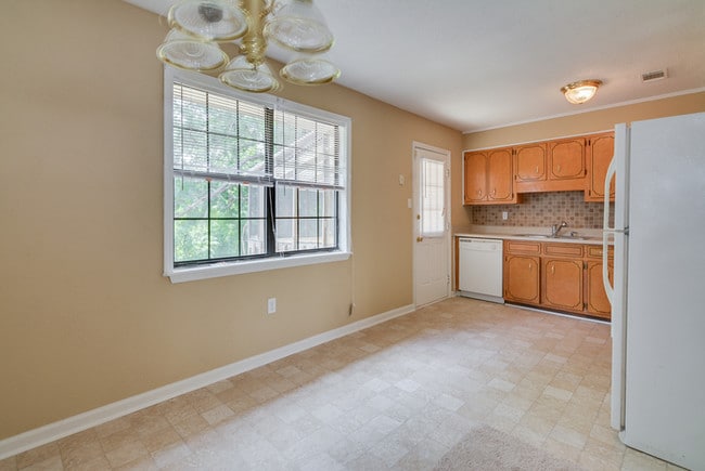 Building Photo - Beautiful Five Bedroom