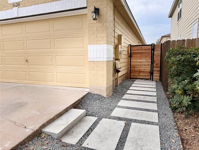 Building Photo - 5620 Victory Gallop Dr