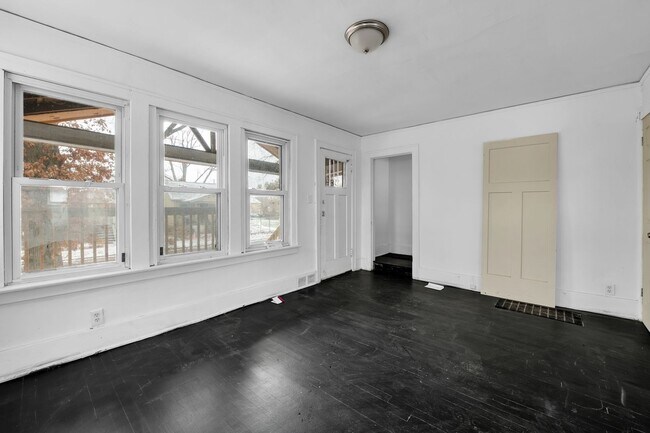 Building Photo - Freshly renovated 3 Bedroom - 1 Bathroom -...