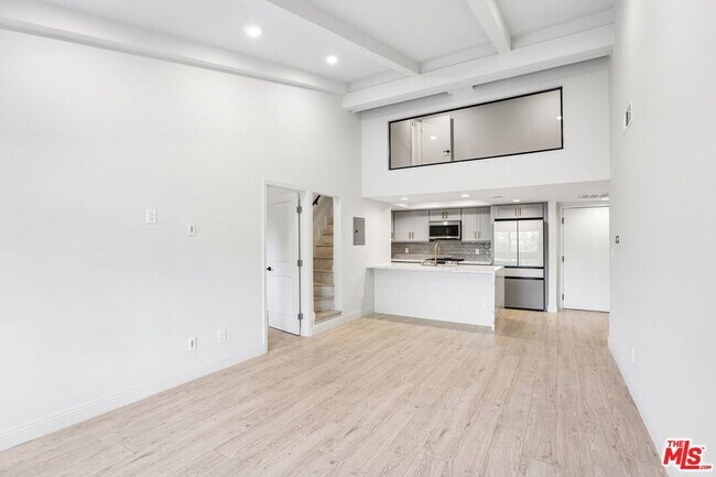 Foto del edificio - 2700 Cahuenga Blvd E