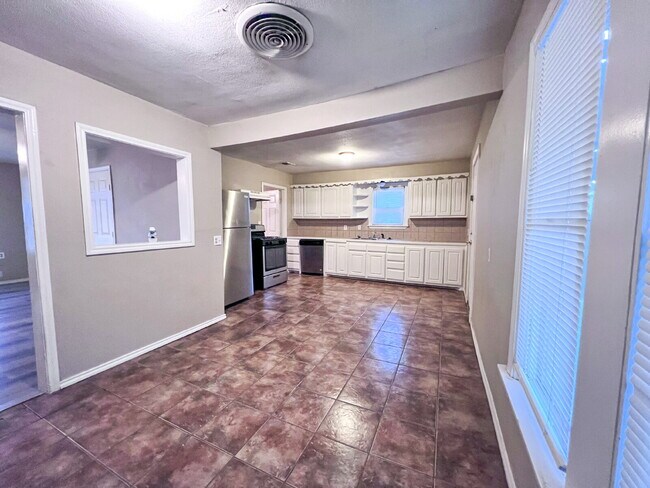 Building Photo - Spacious 3/1 With Back Patio!