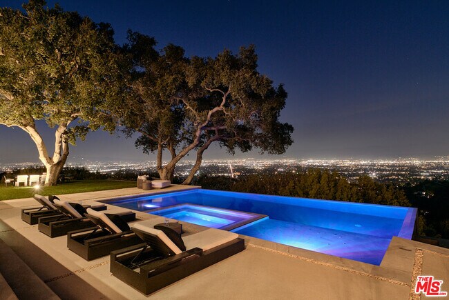 Foto del edificio - 13331 Mulholland Dr