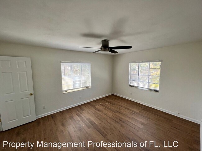 Foto del edificio - 1 br, 1 bath House - 136 1/2 30th Ave N