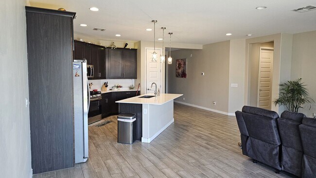 Building Photo - Newer Build 4-bedroom, 3 bath in San Tan V...