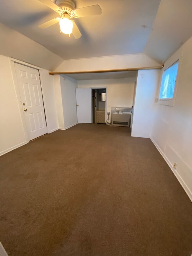 Building Photo - 810 Midland Ave
