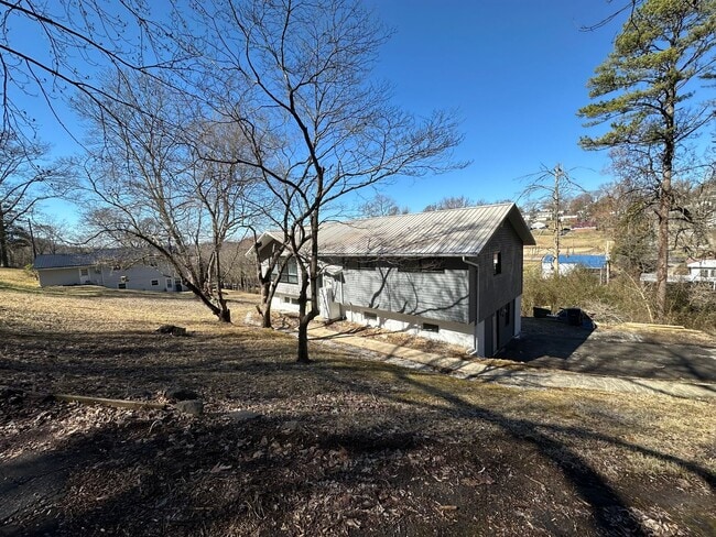 Building Photo - 5 Bedroom / 3 Bath Home Kingsport, TN