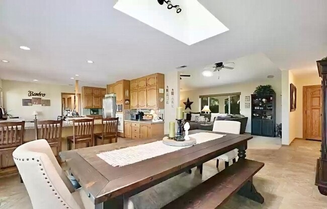 Building Photo - Amazing Location & Sprawling Country Livin...