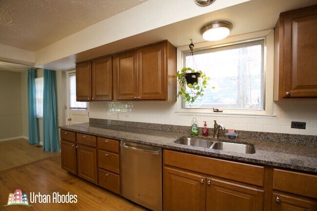 Building Photo - 1326 Meadow Ln