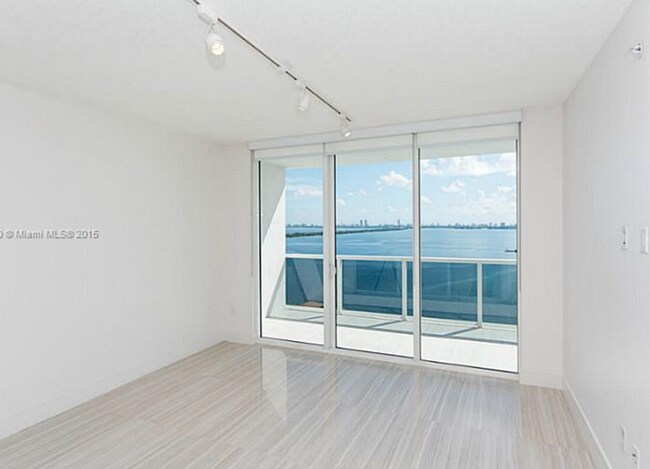 Foto del edificio - Beautiful 3 bedroom Apt at Bay House