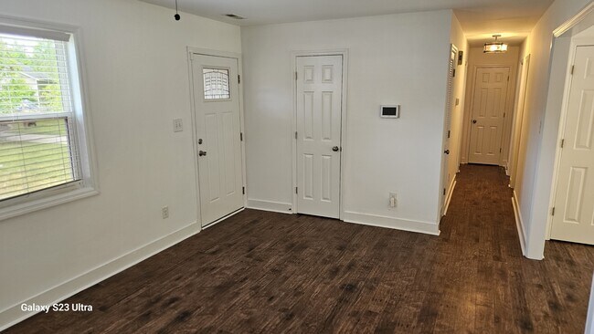 Building Photo - 912 Laurel Ln