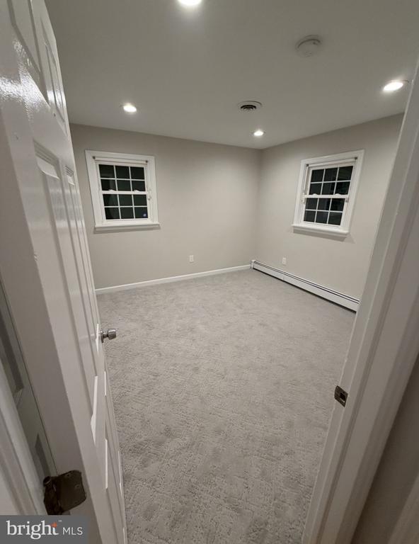 Building Photo - 1002 Taunton Ave