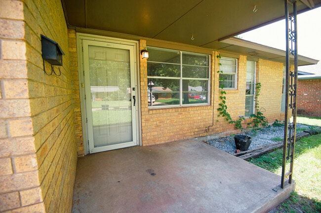 Building Photo - 2407 N Park Dr
