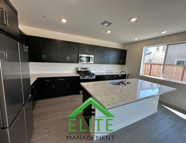 Building Photo - Exceptional Two Story Home