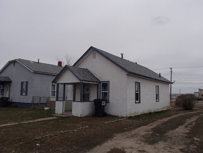 Building Photo - 2 bedroom, 1 bath home! Pet Friendly! Fenc...