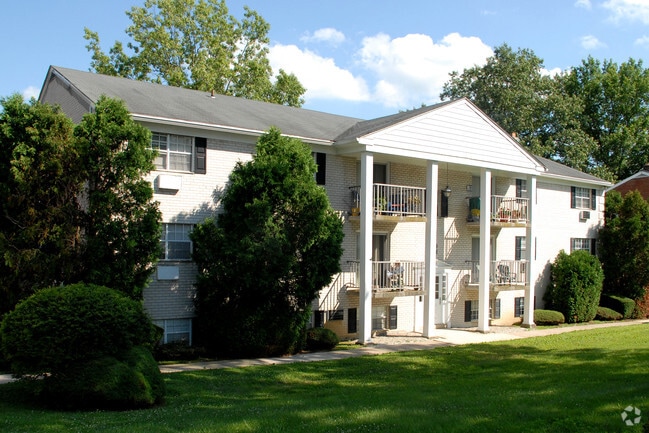 Building Photo - Carriage House Apartments
