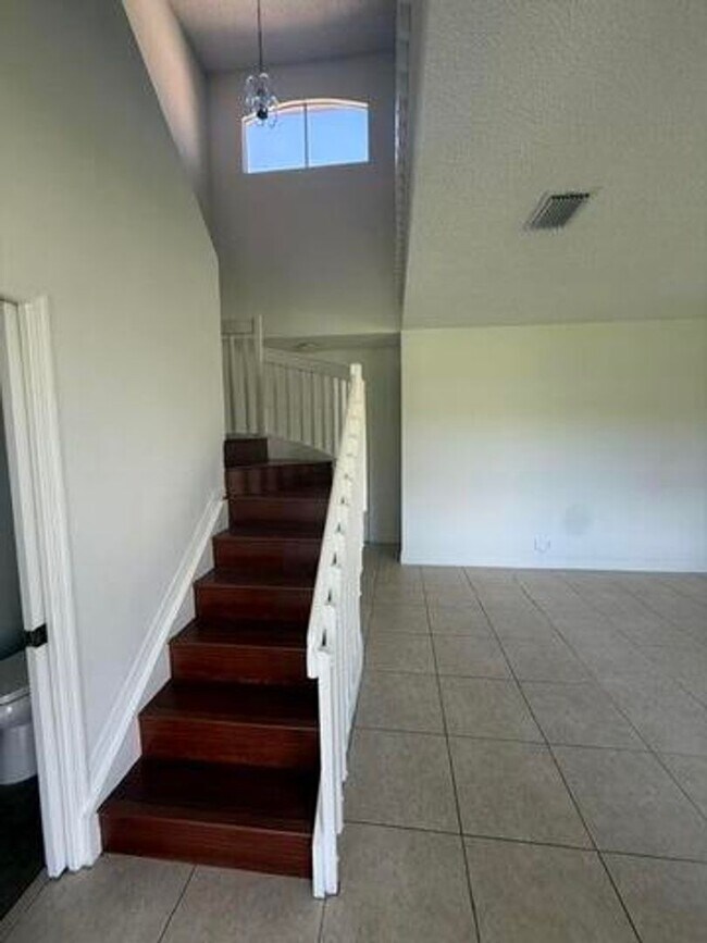 Foto del edificio - 686 Lone Pine Ln