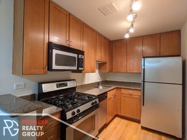 Building Photo - 659 W Wrightwood Ave
