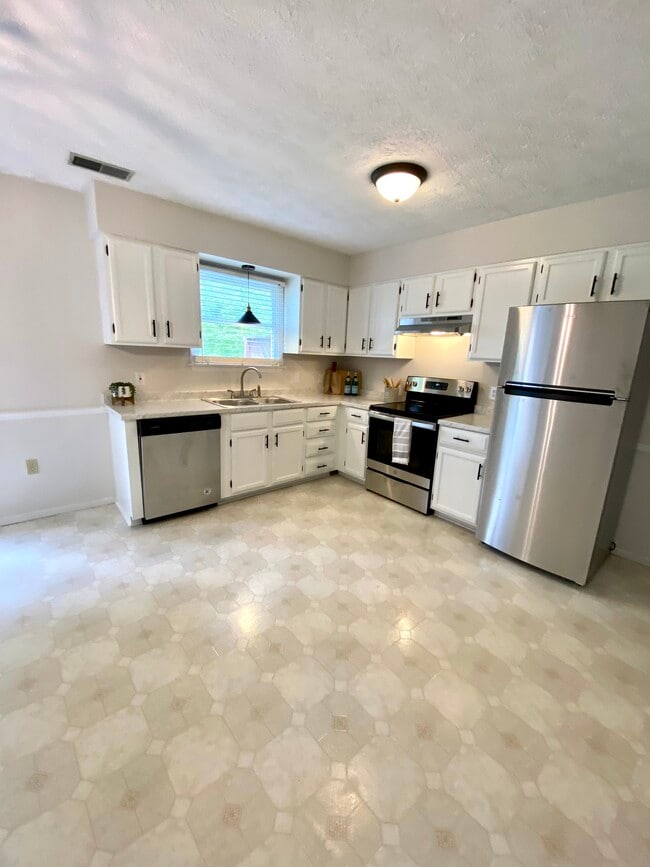 Kitchen - 557 Old Bluefield Rd