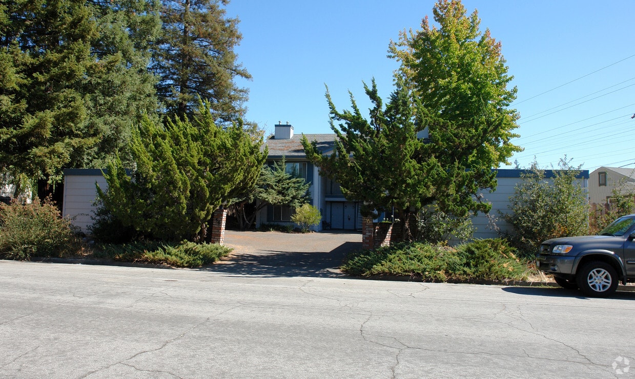 Building Photo - 56 Lark Center Dr