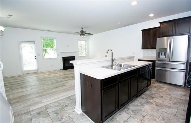 Building Photo - 162 Townview Dr