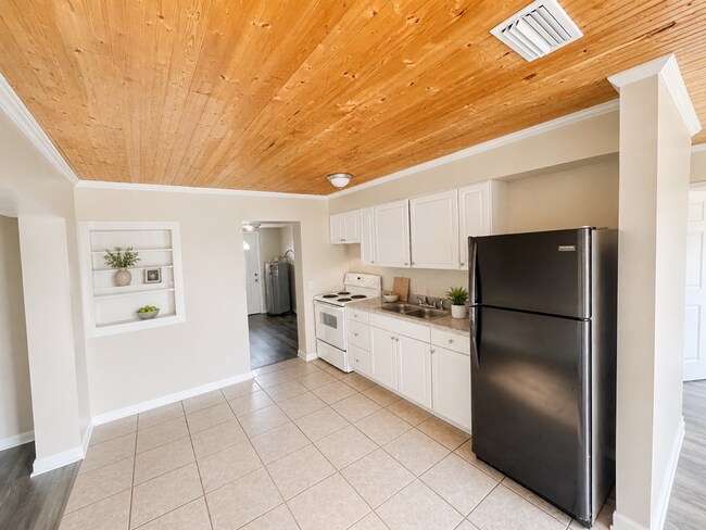 Building Photo - Tons of Living Space in this 3BR/1BA Zephyrhills Block Home with Large Fenced Yard!