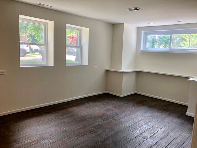 Building Photo - 3301 N Oakley Ave