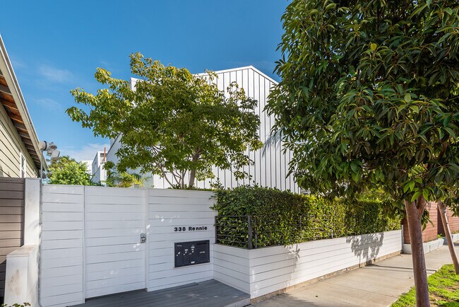 Foto del edificio - 338 Rennie Ave